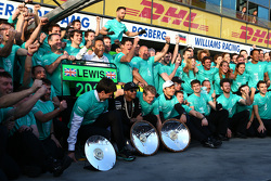 El ganador de la carrera, Lewis Hamilton, Mercedes AMG F1, celebra con el equipo