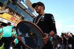 El ganador de la carrera, Lewis Hamilton, Mercedes AMG F1, celebra con el equipo