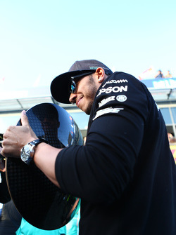El ganador de la carrera, Lewis Hamilton, Mercedes AMG F1, celebra con el equipo