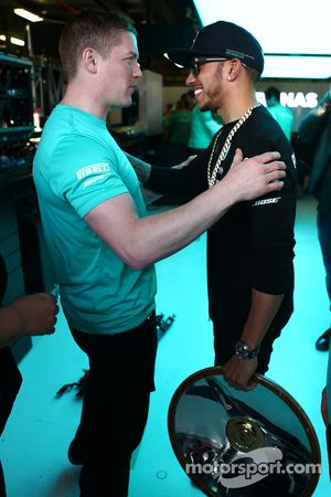 El ganador de la carrera, Lewis Hamilton, Mercedes AMG F1, celebra con el equipo