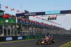 Daniel Ricciardo, Red Bull Racing RB11 passe sous le drapeau à damiers