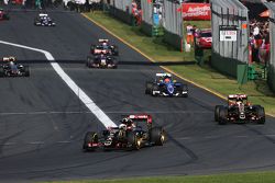 Romain Grosjean, Lotus F1 E23 lidera a su compañero, Pastor Maldonado, Lotus F1 E23 en la vuelta de calentamiento