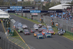 Inicio: Mark Winterbottom, Prodrive Racing Australia Ford alfrente de Marcos Ambrose