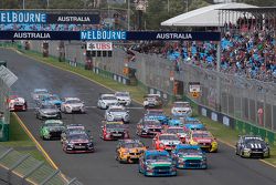 Start: Mark Winterbottom, Prodrive Racing Australia, Ford, vor Marcos Ambrose, mit Unfall