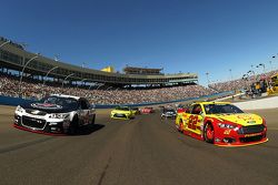 Kevin Harvick, Stewart-Haas Racing Chevrolet and Joey Logano, Team Penske Ford lead the field to green