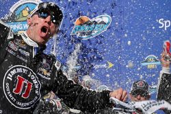 Racewinnaar Kevin Harvick, Stewart-Haas Racing Chevrolet, viert feest