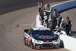 Racewinnaar Kevin Harvick, Stewart-Haas Racing Chevrolet, viert feest