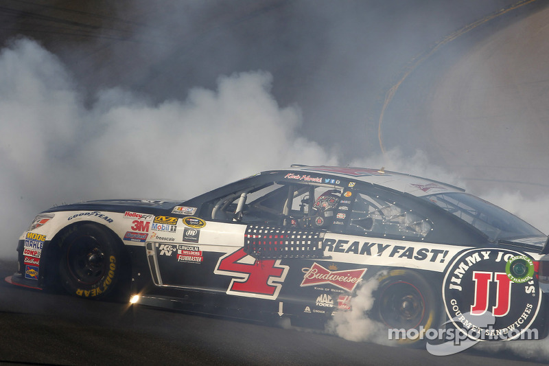 1. Kevin Harvick, Stewart-Haas Racing, Chevrolet, feiert