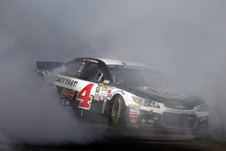 Race winner Kevin Harvick, Stewart-Haas Racing Chevrolet celebrates