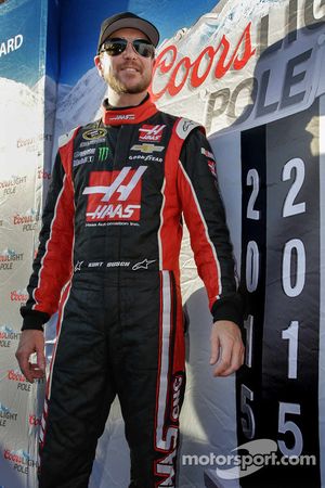 Polesitter Kurt Busch, Stewart-Haas Racing Chevrolet celebra