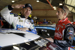 Clint Bowyer, Michael Waltrip Racing Toyota, Greg Biffle, Roush Fenway Racing Ford