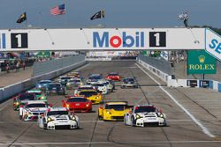 GT start: #911 Porsche Team North America Porsche 911 RSR: Nick Tandy, Richard Lietz, Patrick Pilet, #912 Porsche Team North America Porsche 911 RSR: Jörg Bergmeister, Earl Bamber, Frederic Makowiecki lead