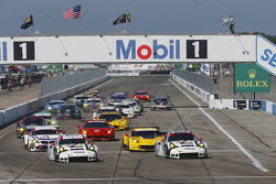 GT start: #911 Porsche Team North America Porsche 911 RSR: Nick Tandy, Richard Lietz, Patrick Pilet, #912 Porsche Team North America Porsche 911 RSR: Jörg Bergmeister, Earl Bamber, Frederic Makowiecki lead