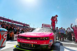 Ganador de la Carrera Kevin Harvick, JR Motorsports Chevrolet celebra