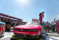 Ganador de la Carrera Kevin Harvick, JR Motorsports Chevrolet celebra