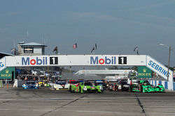 起步: #57 Krohn Racing Ligier JS P2 Judd: Tracy Krohn, Olivier Pla, Nic Jonsson leads
