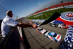 Start: Erik Jones, Joe Gibbs Racing Toyota memimpin