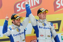 Podium: race winners Ricardo Maurício, Nestor Girolami