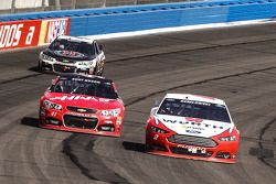 Brad Keselowski, Team Penske Ford, Kurt Busch, Stewart-Haas Racing Chevrolet