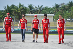 Sebastian Vettel, Ferrari and Esteban Gutierrez, Ferrari Piloto de Pruebas y Reserva caminando por el circuito