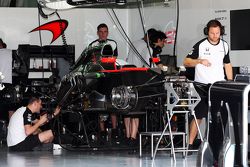McLaren MP4-30 собирают в боксах