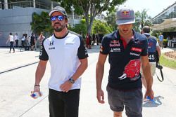 (L to R): Фернандо Алонсо, McLaren и Карлос Сайнс мл., Scuderia Toro Rosso