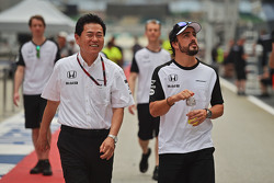 Руководитель Honda Motorsport Ясухиса Араи и Фернандо Алонсо, McLaren