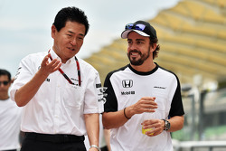 (De izquierda a derecha): Yasuhisa Arai, Honda Director de Motorsport con Fernando Alonso, McLaren