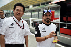 Руководитель Honda Motorsport Ясухиса Араи и Фернандо Алонсо, McLaren