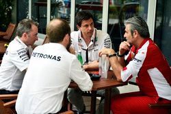 (L naar R): Paddy Lowe, Mercedes AMG F1 Executive Director, met Toto Wolff, Mercedes AMG F1 Aandeelh