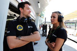(слева направо): Джолион Палмер и Кармен Хорда, Lotus F1 Team