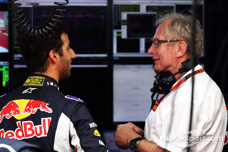 (Soldan sağa): Daniel Ricciardo, Red Bull Racing ile Dr Helmut Marko, Red Bull Motorsporları Danışma