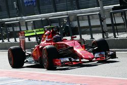 Kimi Raikkonen, de Ferrari SF15-T  flujo  en el alerón trasero