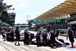 Valtteri Bottas, Williams FW37 and Felipe Massa, Williams FW37 in the pits