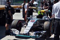 La Mercedes AMG F1 W06 de Lewis Hamilton, Mercedes AMG F1 est ramenée aux stands