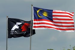 Les drapeaux de la F1 et de la Malaisie