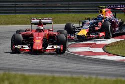 Кими Райкконен на Ferrari SF15-T впереди Даниила Квята на Red Bull Racing RB11