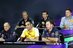 Глава Renault Sport F1 Сириль Абитбуль, спортивный директор Red Bull Racing Кристиан Хорнер и руково