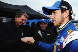 Chase Elliott, Hendrick Motorsports雪佛兰赛车，在排位赛后得到了父亲Bill Elliott的祝贺