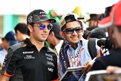 Серхио Перес Sahara Force India F1 раздает автографы