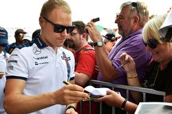 Valtteri Bottas, Williams signe des autographes pour les fans