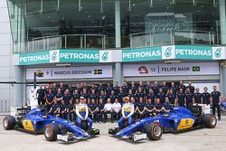 Marcus Ericsson, Sauber C34 with team mate Felipe Nasr, Sauber F1 Team at a team photograph