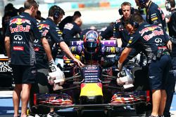 Даниил Квят Red Bull Racing RB11