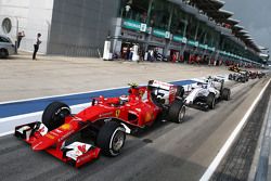Кими Райкконен Ferrari SF15-T в очереди на выезеде с пит-лейна