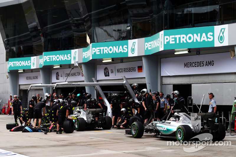 Nico Rosberg, Mercedes AMG F1 W06, dan Lewis Hamilton, Mercedes AMG F1 W06 di pits