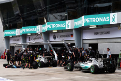Mercedes AMG F1 W06 Нико Росберга и Льюиса Хэмилтона на пит-лейн