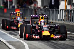 Даниэль Риккардо Red Bull Racing RB11 и его сокомандник Даниил Квят Red Bull Racing RB11