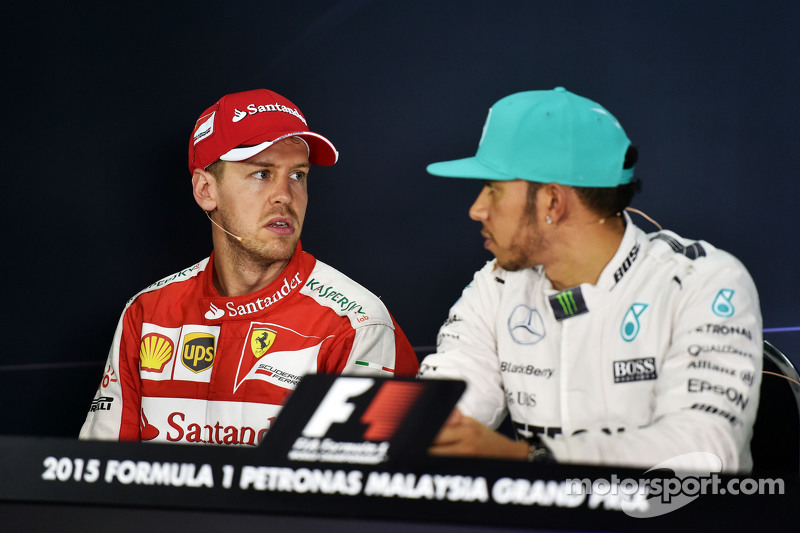 (Kiri ke Kanan): Sebastian Vettel, Ferrari dan Lewis Hamilton, Mercedes AMG F1 dalam Konferensi Pers