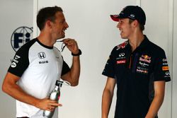 Дженсон Баттон McLaren и Даниил Квят Red Bull Racing на параде пилотов