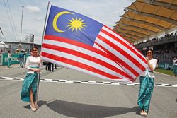 Les Grid girls avec le drapeau de la Malaisie